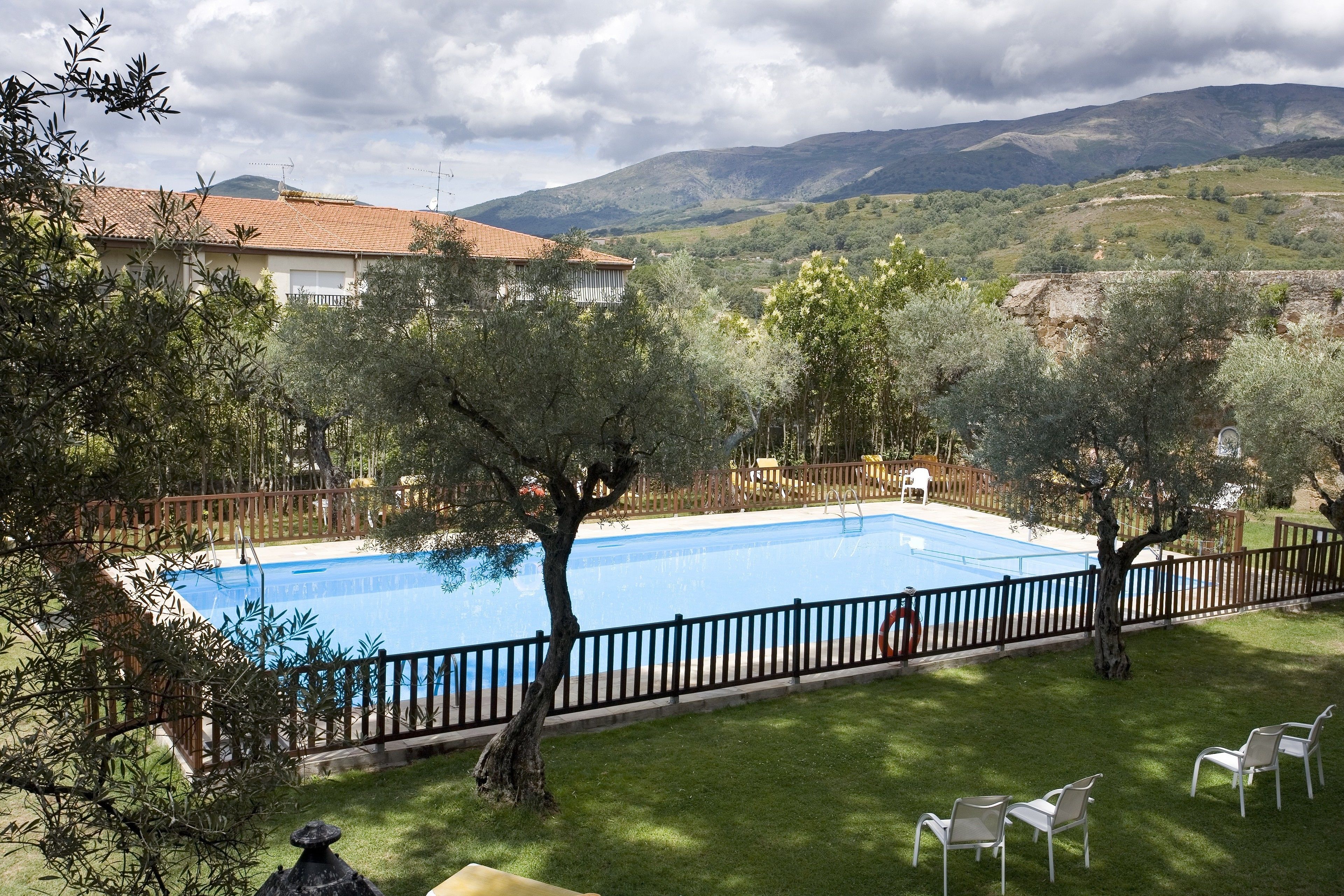 seasonal outdoor pool, pool umbrellas