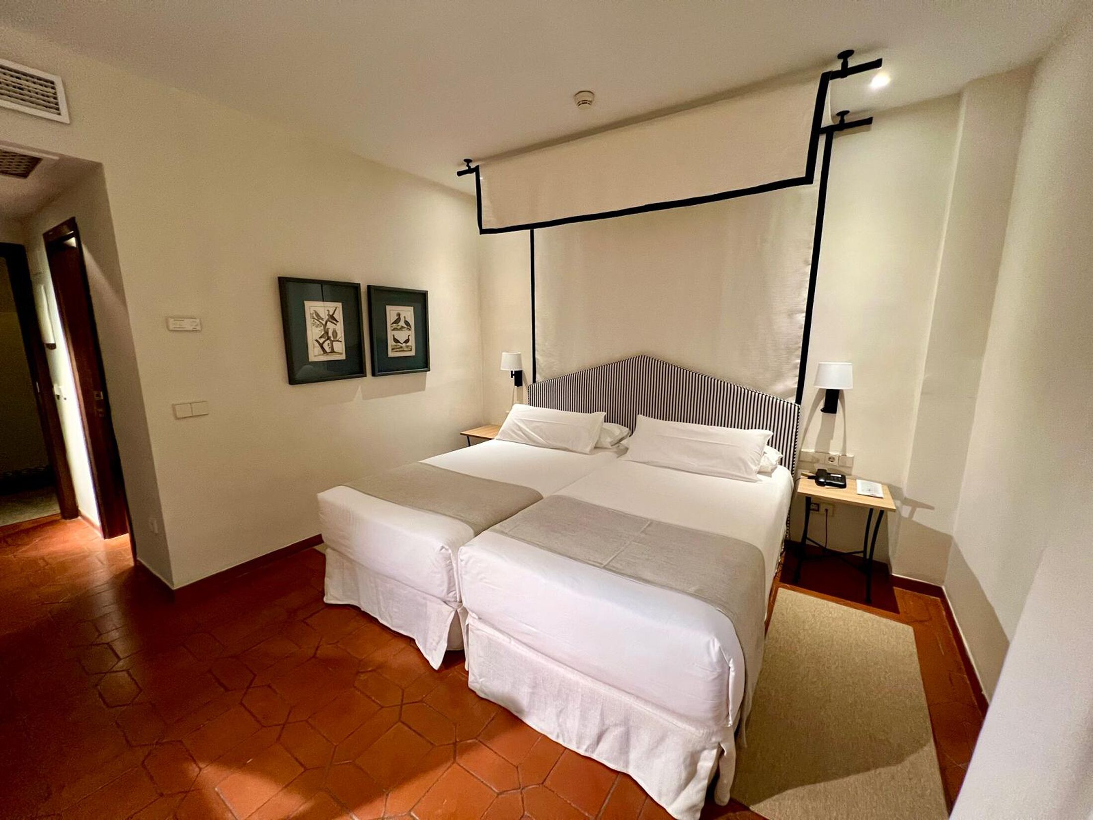 Sengetøy av topp kvalitet, minibar, safe på rommet og skrivebord