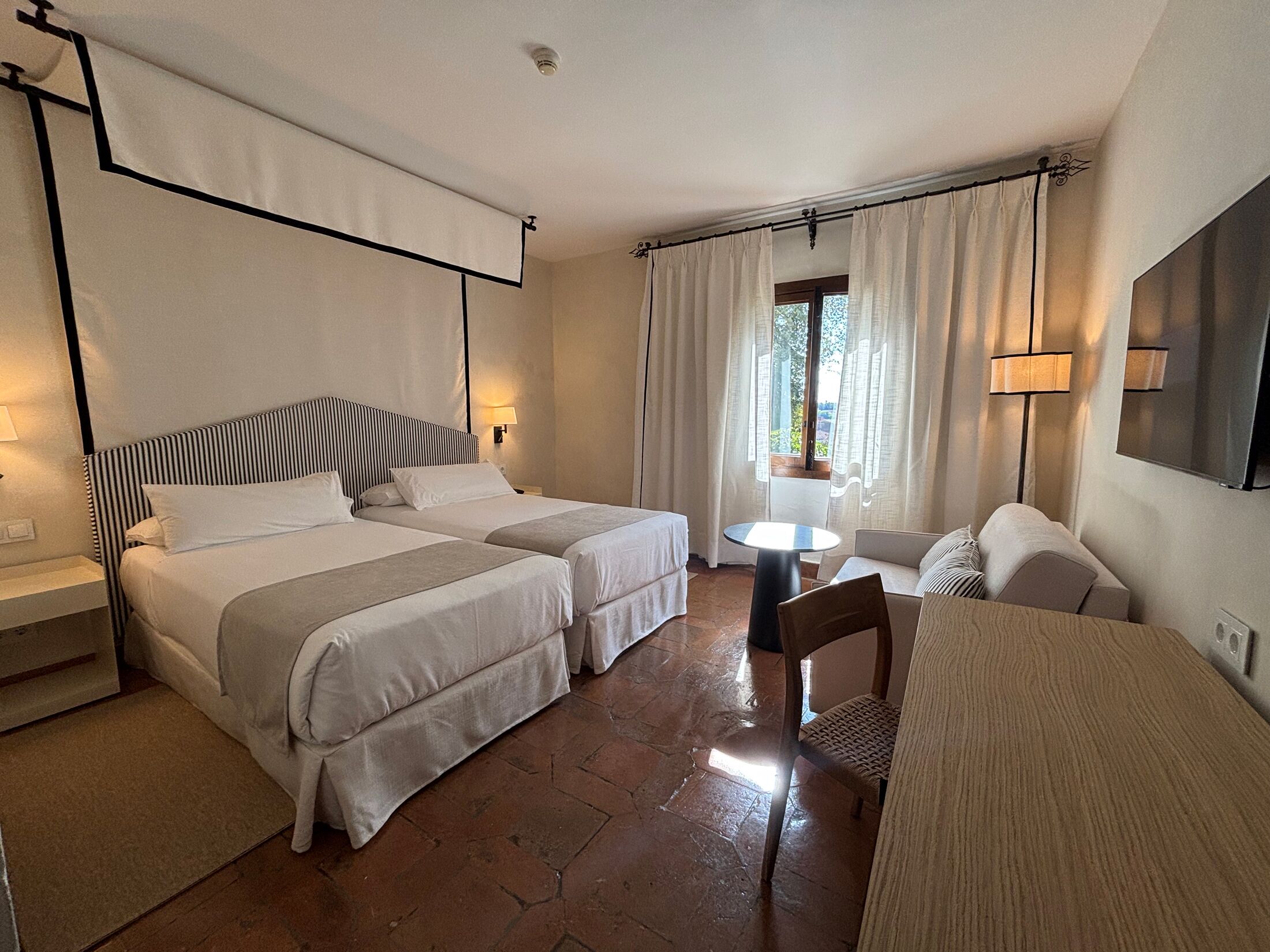 Sengetøy av topp kvalitet, minibar, safe på rommet og skrivebord