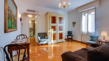 Doppel- oder Zweibettzimmer | Wohnzimmer | Fernseher