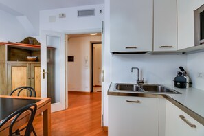 Chambre Double ou avec lits jumeaux | Cuisine privée | Réfrigérateur, micro-ondes, plaque de cuisson