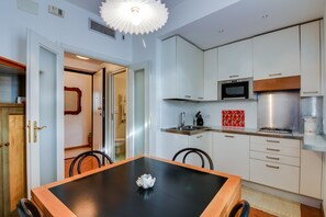 Chambre Double ou avec lits jumeaux | Cuisine privée | Réfrigérateur, micro-ondes, plaque de cuisson
