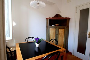 Chambre Double ou avec lits jumeaux | Cuisine privée | Réfrigérateur, micro-ondes, plaque de cuisson