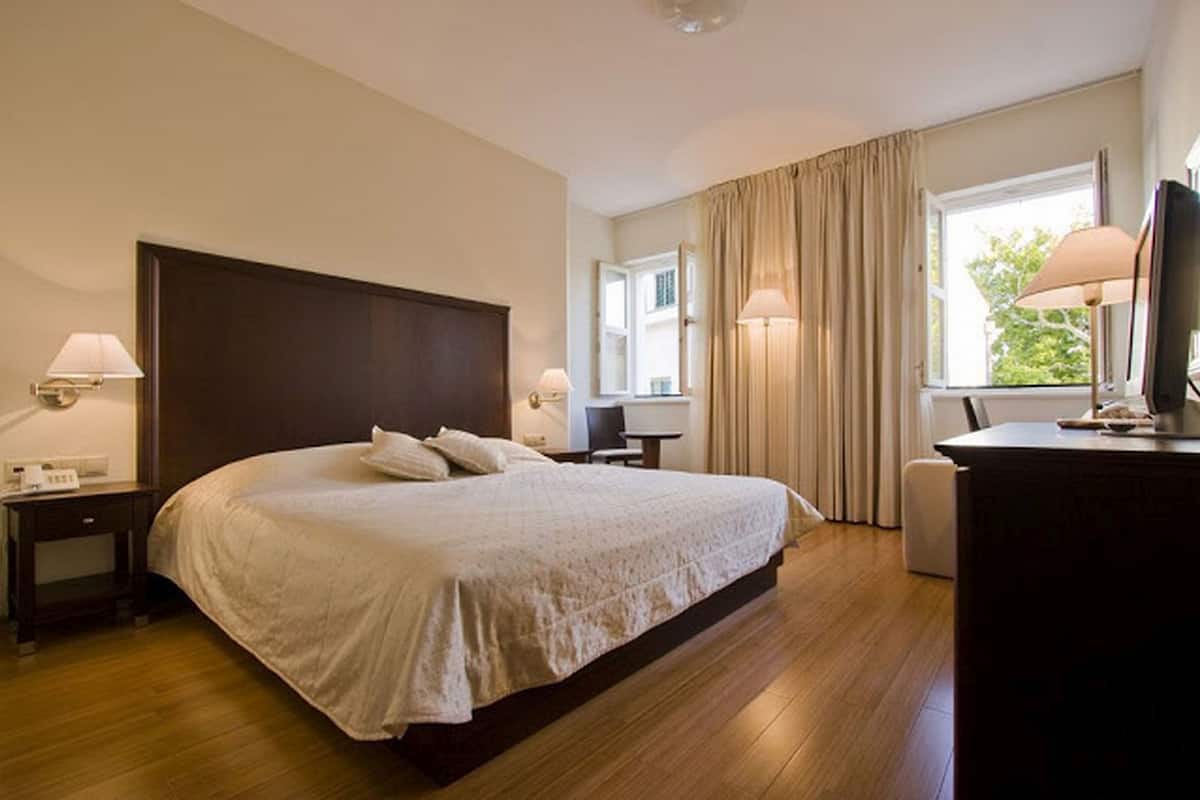 comfort double room, ensuite | minibar, in-room safe, desk, blackout curtains