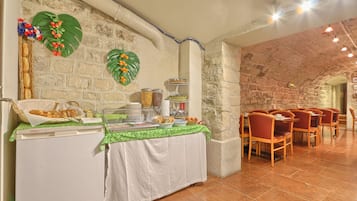 Café da manhã com buffet todos os dias (EUR 10 por pessoa)