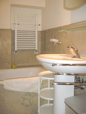 Standard Apartment | Bathroom