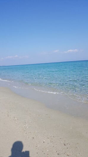 A beach with clear blue water and a sandy shore. - Sun Residence (Kassandra)