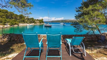 Platja privada, gandules de platja i para-sols per a la platja