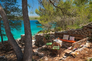 Privatstrand, Liegestühle, Sonnenschirme, Strandtücher