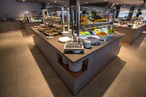 Frühstück, Mittagessen, internationale Küche, Blick auf den Pool