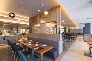 供應早餐、午餐及晚餐