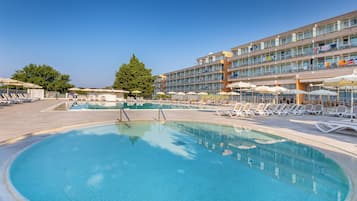 Seasonal outdoor pool, pool umbrellas