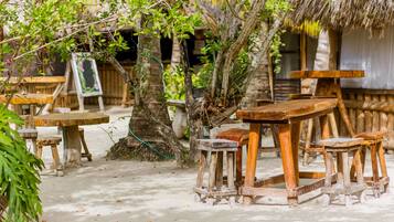 Cabaña básica, 1 habitación, vista al jardín, en el área del jardín | Terraza o patio