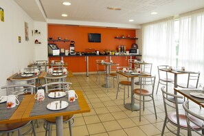 Petit déjeuner buffet (12 EUR par personne)