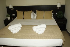 Minibar, in-room safe, blackout drapes, free WiFi - San Lorenzo Guest House (Rome)