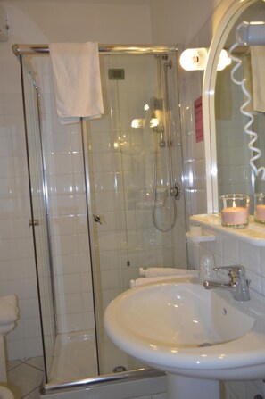 Shower, free toiletries, hair dryer, bidet