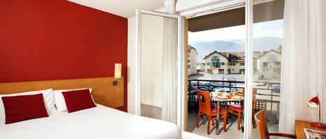 Meja kerja, tirai kedap cahaya, dan tempat tidur bayi gratis