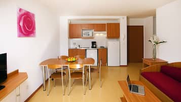 Kühlschrank, Mikrowelle, Herdplatte, Wasserkocher mit Kaffee-/Teezubehör