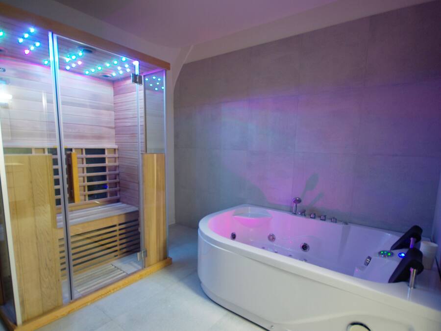 Quarto standard (DBL room with private wellness) | Banheiro | Chuveiro, secador de cabelo, toalhas de banho