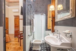 Seprai Frette Italia, seprai premium, minibar, dan brankas