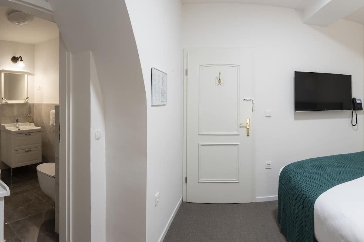 Habitación doble | Minibar, escritorio, cortinas opacas y tabla de planchar con plancha
