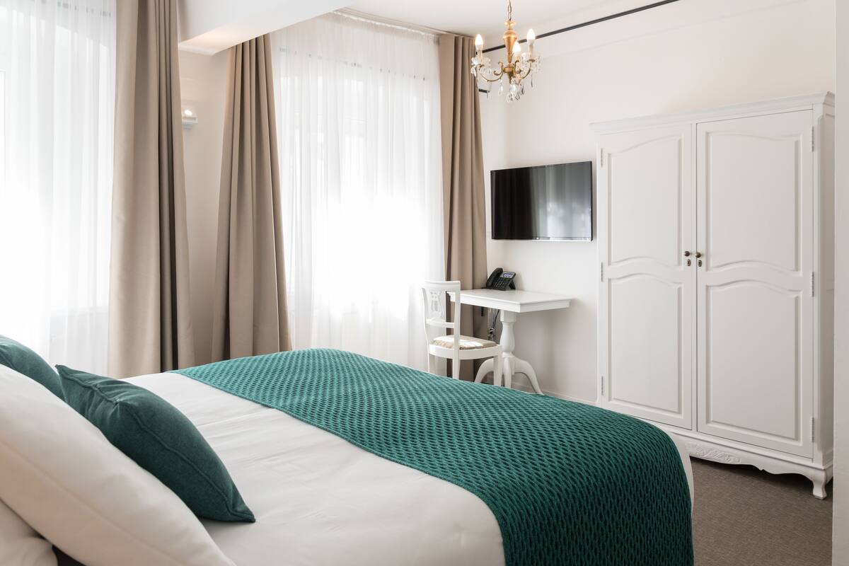Habitación estándar doble | Minibar, escritorio, cortinas opacas y tabla de planchar con plancha