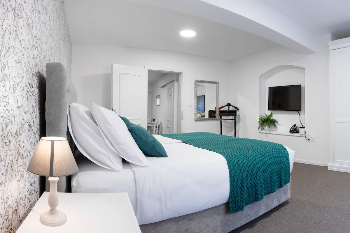 Suite | Minibar, escritorio, cortinas opacas y tabla de planchar con plancha