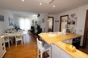 Desk, iron/ironing board, free cots/infant beds, free WiFi - Marci's Home (Rome)