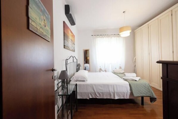 Desk, iron/ironing board, free cribs/infant beds, free WiFi - Marci's Home (Rome)