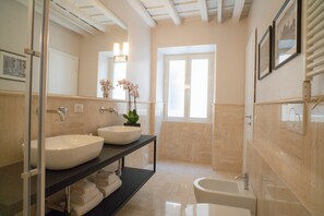 Suite Leonardo | Bathroom | Shower, hair dryer, bidet, towels - Kame Hall (Rome)