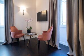 Deluxe Room | Minibar, in-room safe, soundproofing, free WiFi - Kame Hall (Rome)