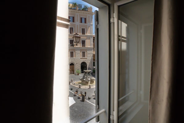 Deluxe Room | Minibar, in-room safe, soundproofing, free WiFi - Kame Hall (Rome)