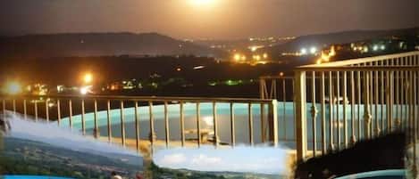 Una piscina al aire libre, tumbonas