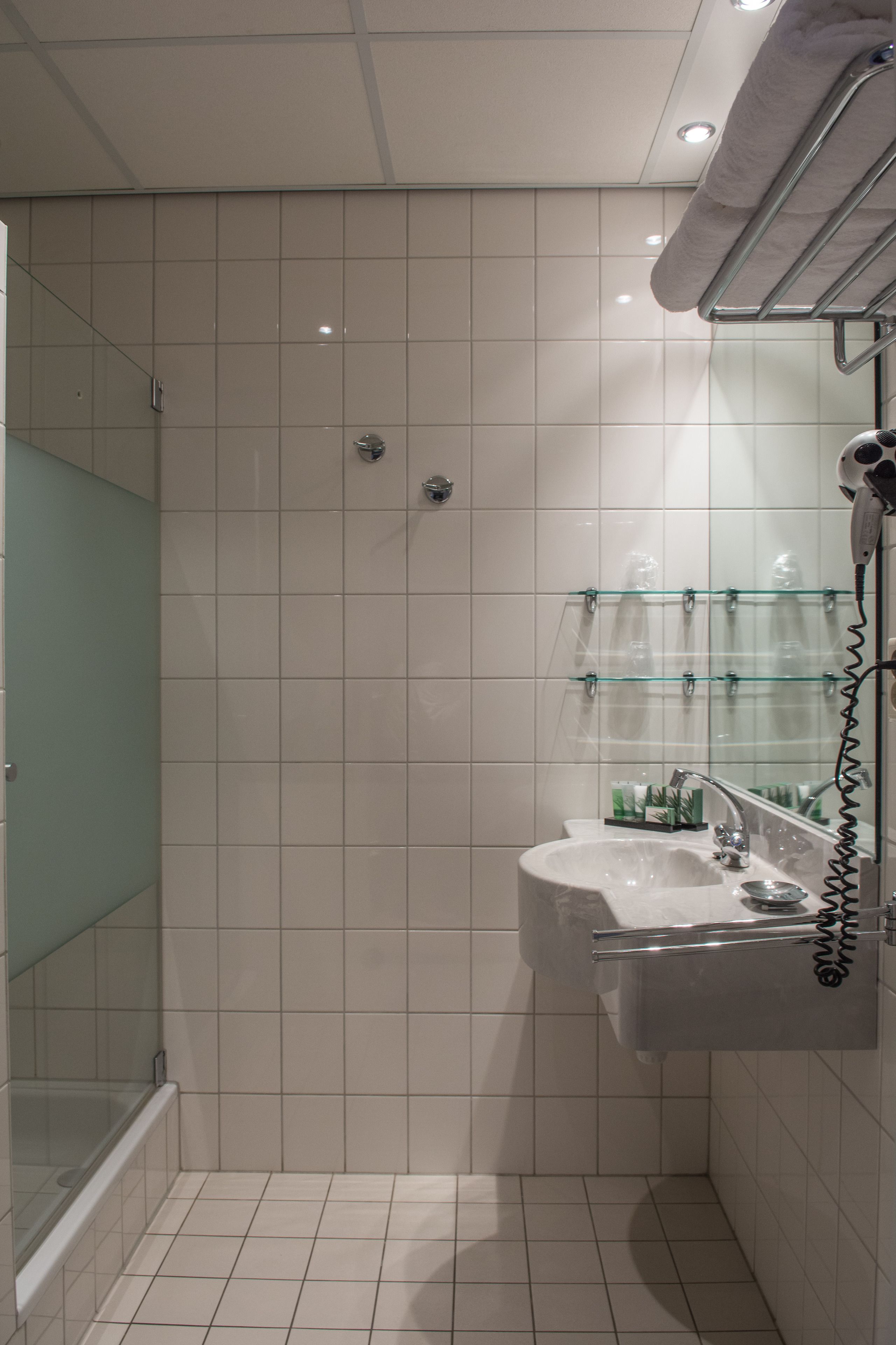 triple room, private bathroom | in-room safe, desk, free wifi, bed sheets