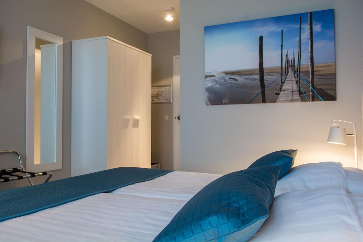 Standaard tweepersoonskamer (shower) | Een kluis op de kamer, een bureau, gratis wifi, beddengoed