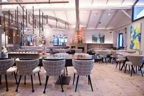 Petit déjeuner, déjeuner et dîner servis sur place, vue sur le jardin