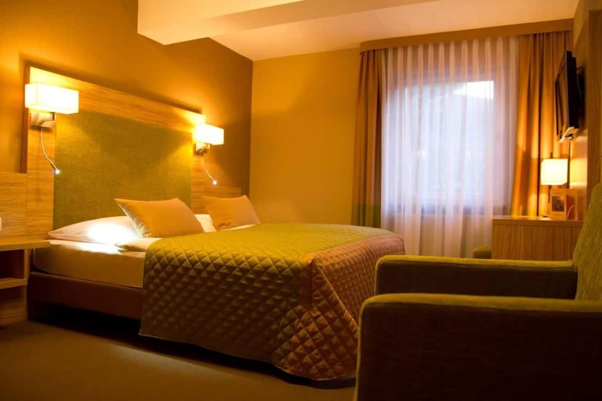 premium bedding, pillow-top beds, in-room safe, desk