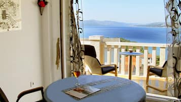 Apartamento panorámico, 1 habitación, balcón, vistas al mar | Cocina básica privada | Frigorífico, congelador y mesa de comedor