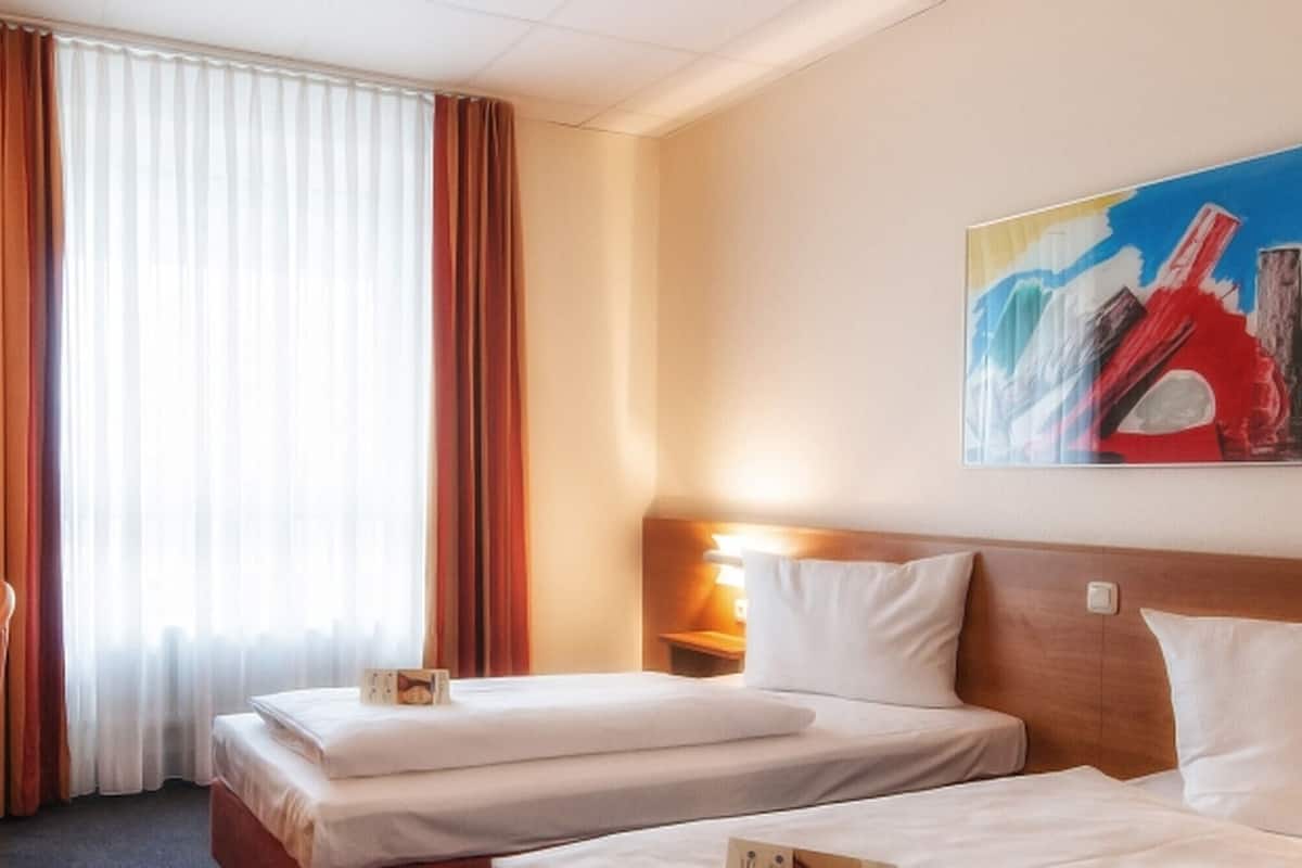 Een bureau, gratis wifi, beddengoed