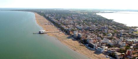 Plage à proximité, chaises longues, parasols
