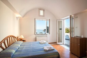 Minibar, in-room safe, desk, iron/ironing board - Hotel Villaggio dei Pescatori (Ponza)