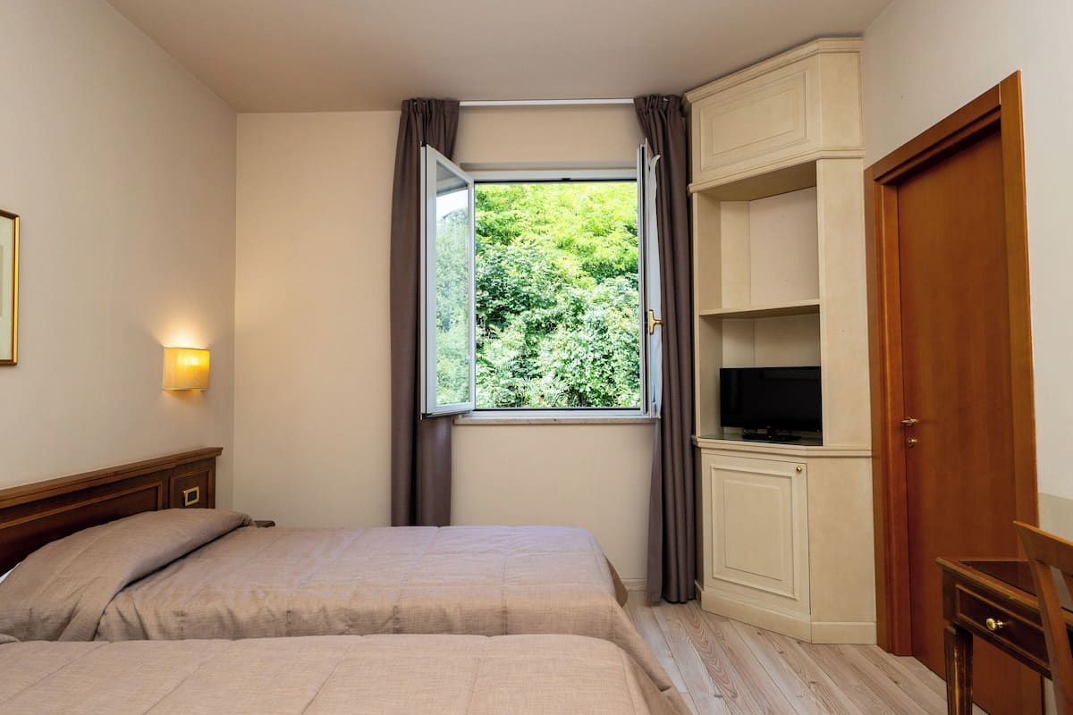 In-room safe, cots/infant beds