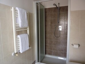 Ducha, artículos de higiene personal gratuitos, secador de pelo y bidé