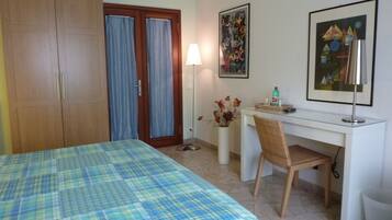 Double Room, Shared Bathroom | Desk, free WiFi, individually decorated, individually furnished