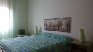 Escritorio, wifi gratis, decoración personalizada y muebles diferentes 