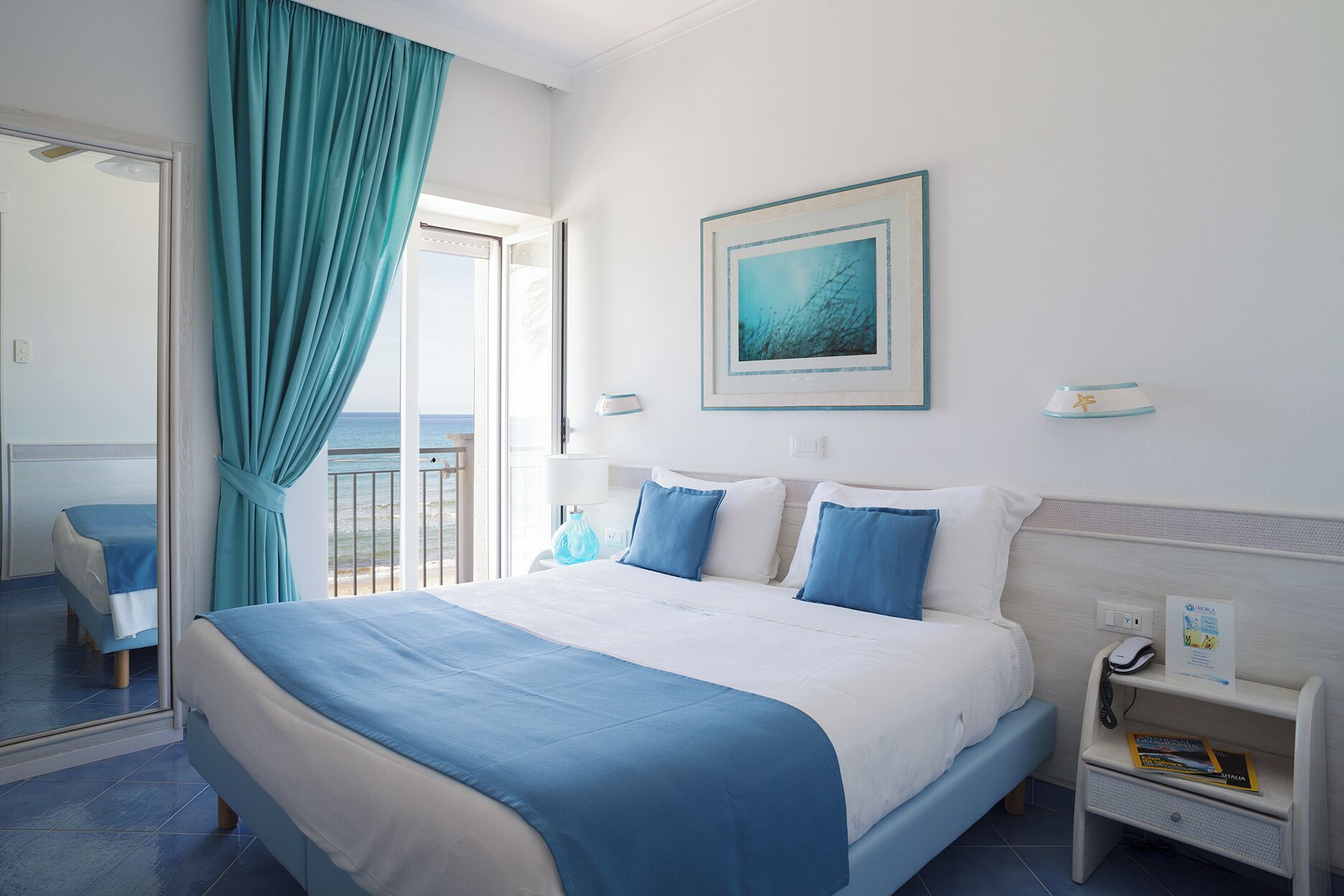 Habitación doble, vista al mar (Marina) | Minibar, caja de seguridad en la habitación, escritorio y wifi gratis 