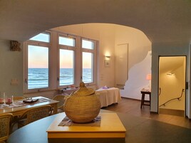 Villa - Fronte Spiaggia (Argonauta) | Minibar, una cassaforte in camera, una scrivania, Wi-Fi gratuito