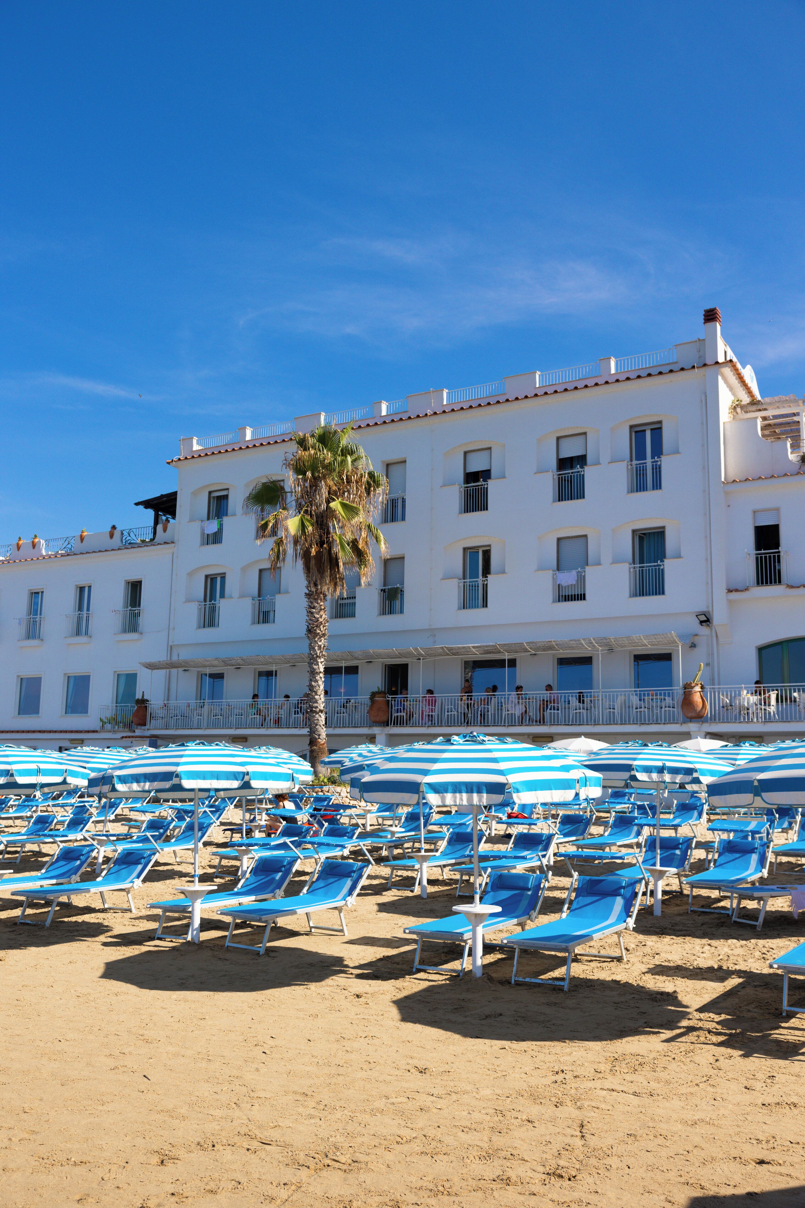 Playa privada, camastros y sombrillas 