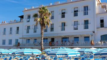 Playa privada, camastros y sombrillas