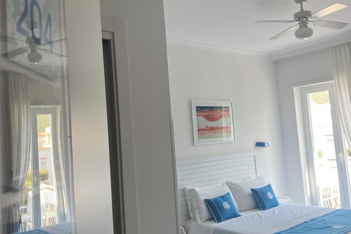 Minibar, caja de seguridad en la habitación, escritorio y wifi gratis